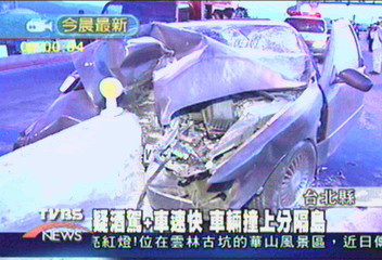 疑酒駕加上車速快　車輛撞上分隔島