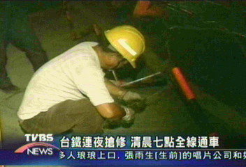 吊臂勾斷電纜線 台鐵鐵路大亂