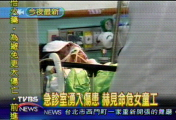 危險一瞬間！一家五口駕車奪門逃出