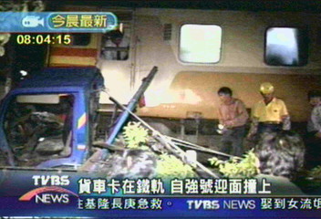 貨車卡在鐵軌 自強號迎面撞上