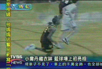 〈獨家〉小喬丹繼衣缽　籃球場上初亮相