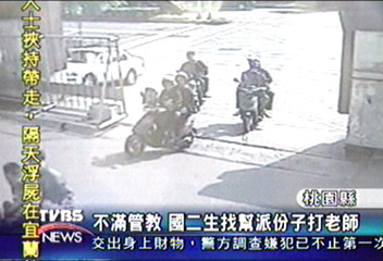 不滿管教 國二生找幫派份子打老師