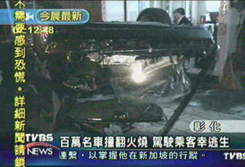 百萬名車撞翻火燒 駕駛乘客幸逃生