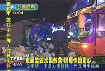 貨車疑遭轎車追撞 司機當場斃命