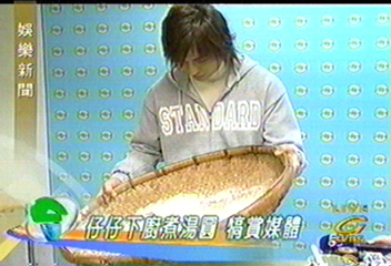周渝民下廚煮湯圓　犒賞媒體