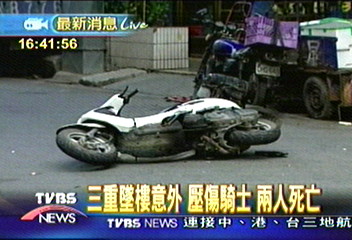 婦人墜樓壓到機車騎士 雙斃命