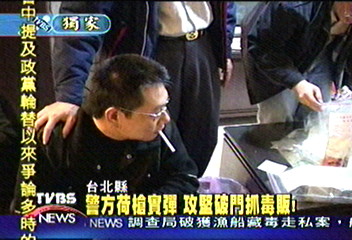 〈獨家〉毒品藏身民宅 警方攻堅破門緝拿