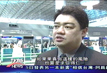 避談緋聞　吾爾開希赴港悼梅姑