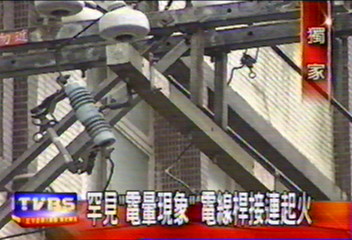 〈獨家〉罕見「電暈現象」　電線桿接連起火