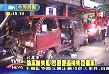 偷車賊失風　逃避警追捕失控撞車