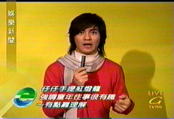 仔仔提紅色燈籠拍照 大談童年趣事