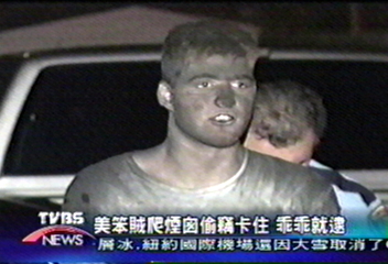 美笨賊爬煙囪偷竊卡住　乖乖就逮
