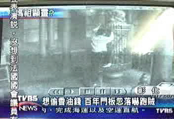 想偷香油錢 百年門板忽落嚇跑賊