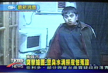 突擊搶匪　警臭水溝撈皮包蒐證