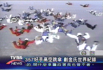 357好手高空跳傘　創金氏世界紀錄