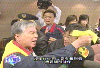 抗議健保調漲　委員會驚爆衝突