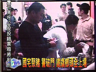 國宅聚賭 警破門 鐵撬榔頭全上場