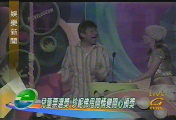 兒童票選獎　珍妮佛甩開情變開心頒獎