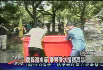 慶祝潑水節 泰勞潑水情緒高昂