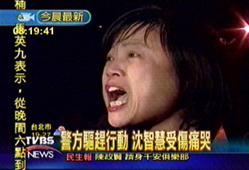 警方強勢驅離　秦慧珠當場掛彩