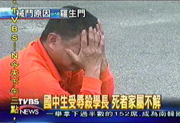 國中兒子殺人 父親捶牆跪地自責