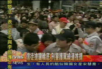 信徒搶鑽轎底　刑警護駕繞道推擠