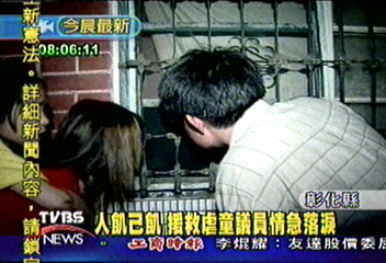 年幼兄妹鎖家中 狠心母外出喝酒