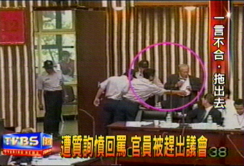 遭質詢憤回罵　官員被趕出議會