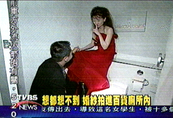 想都想不到　婚紗拍進百貨廁所內