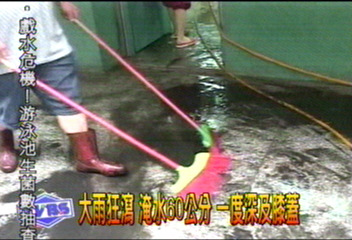 大雨狂瀉 淹水60公分 一度深及膝蓋