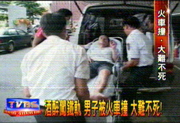 酒醉闖鐵軌　男子被火車撞　大難不死！