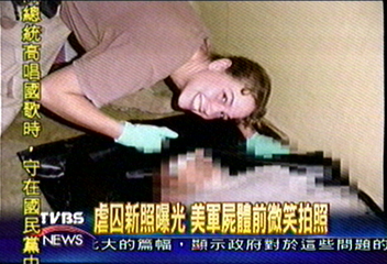 虐囚新照曝光　美軍屍體前微笑拍照