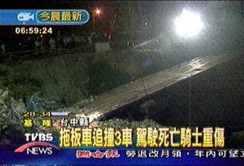 拖板車追撞3車 駕駛死亡騎士重傷