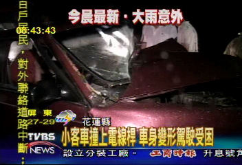 小客車撞上電線桿 車身變形駕駛受困