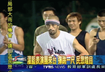 灌籃表演團來台 彈跳一尺 民眾瞠目