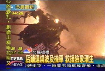 店鋪連燒波及機車　救援險象環生