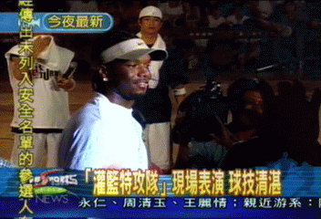 小歐尼爾會球迷　和球迷玩投籃機