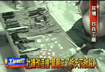 壯嫌改造槍　警察來了拆天花板躲人
