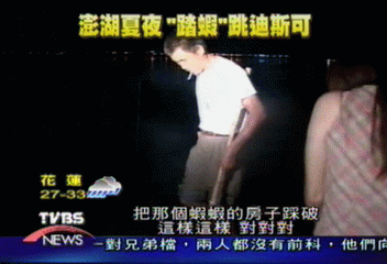 海上跳迪斯可　澎湖夏夜「踏蝦」抓瞎