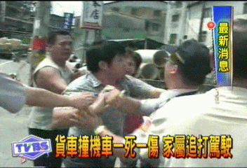 貨車撞機車1死1傷 家屬追打駕駛