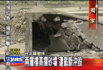 〈獨家〉兩層樓高攔砂壩 　遭截斷沖毀