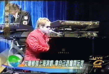 艾爾頓強上海演唱 拿自己酒癮開玩笑