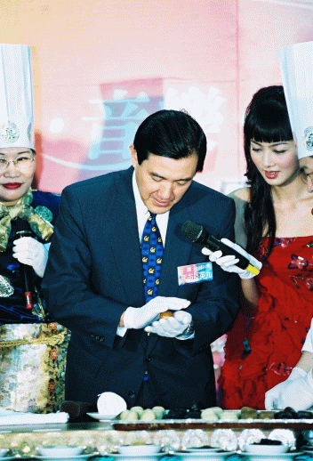 馬英九為中秋晚會造勢 賣力做月餅