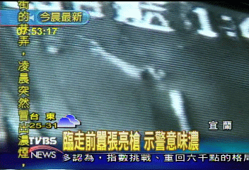 囂張歹徒扮雙槍俠　網咖開槍示警