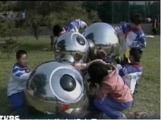 北京雕塑展 市民手眼並用作品遭殃