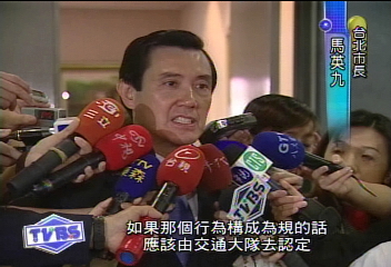 頭手伸出車外違法?馬英九又遭檢舉