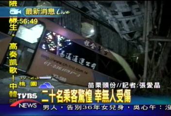 司機精神不濟 遊覽車衝入匝道駁崁