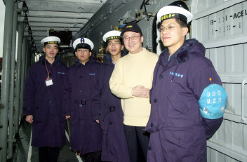晚間新聞出走 李四端基隆港口瀋陽艦前播新聞