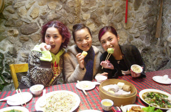 Twins上山採草莓、吃野菜 台灣行玩得不亦樂乎