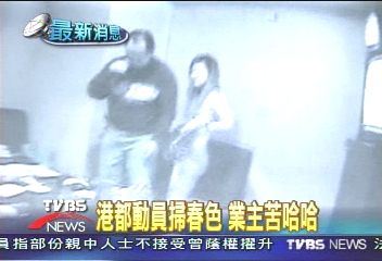 小吃店藏春色　三兩下辣妹光溜溜